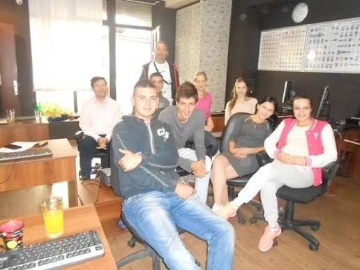 Grupa polaznika auto škole Mitić D i Đ u učionici